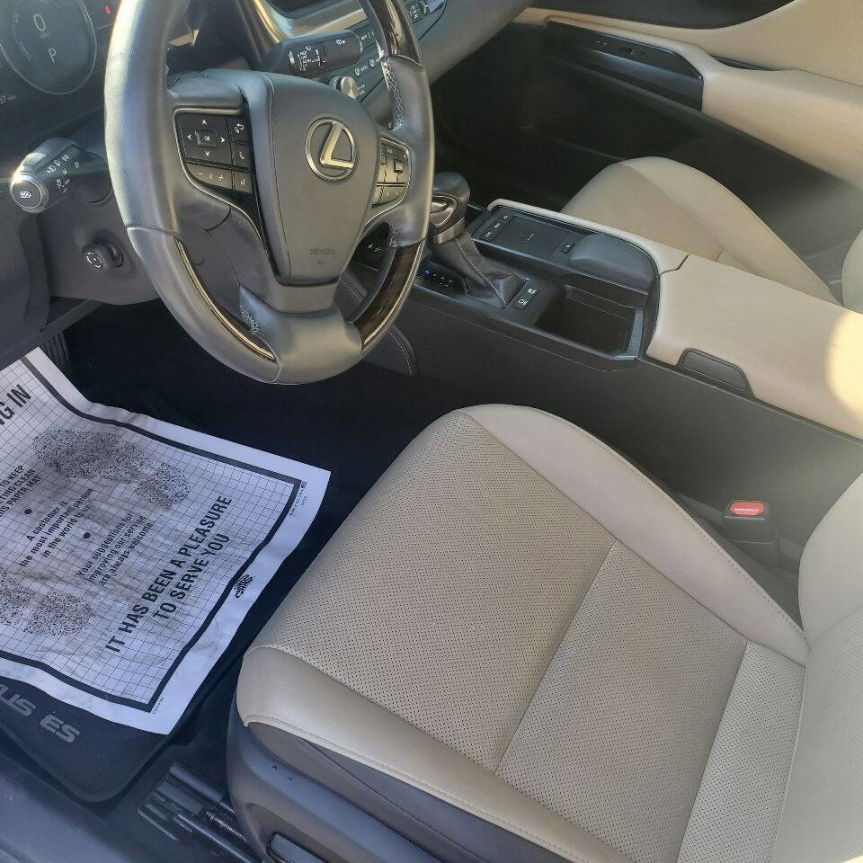 Used 2021 Lexus ES 300h w/ Premium Package image 3