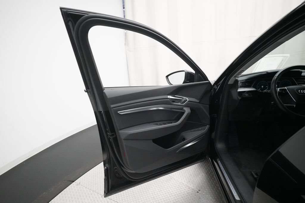 Used 2022 Audi e-tron Premium Plus w/ Premium Plus Package AWD/4WD image 28