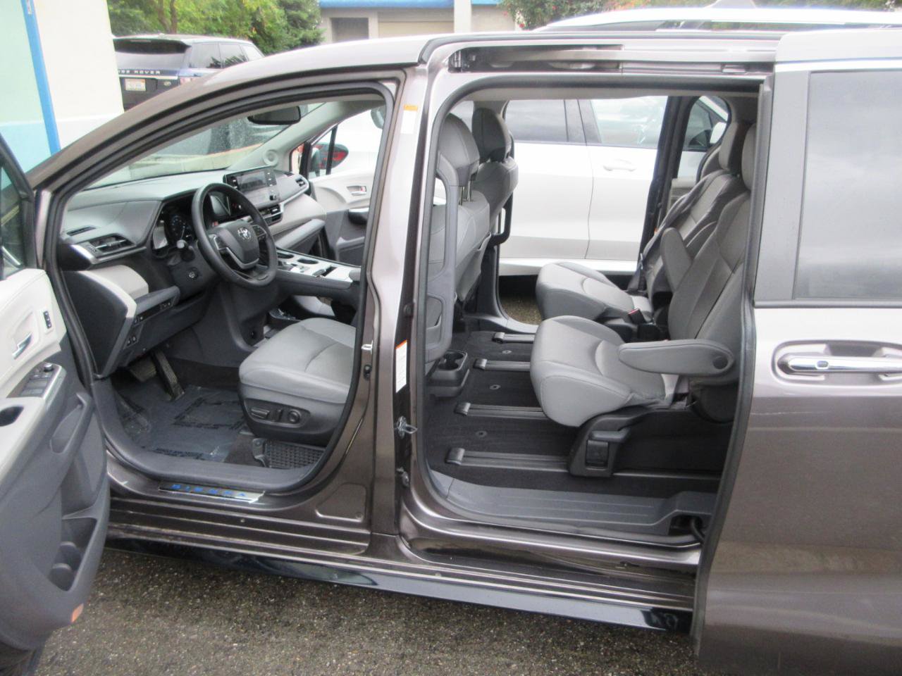 Used 2024 Toyota Sienna Limited AWD image 39