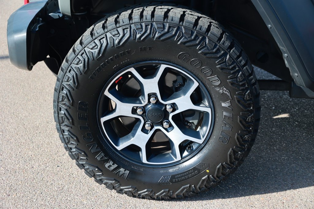 Used 2019 Jeep Wrangler Unlimited Rubicon w/ Cold Weather Group AWD/4WD image 14