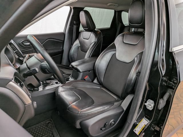 Used 2019 Jeep Cherokee Latitude Plus w/ Cold Weather Group AWD/4WD image 12