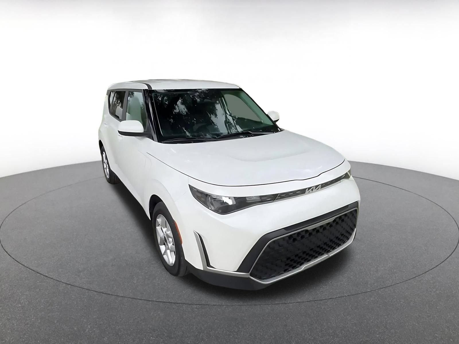 Used 2025 Kia Soul LX w/ LX Technology Package FWD image 3