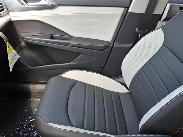 New 2025 Volkswagen Taos SEL image 18