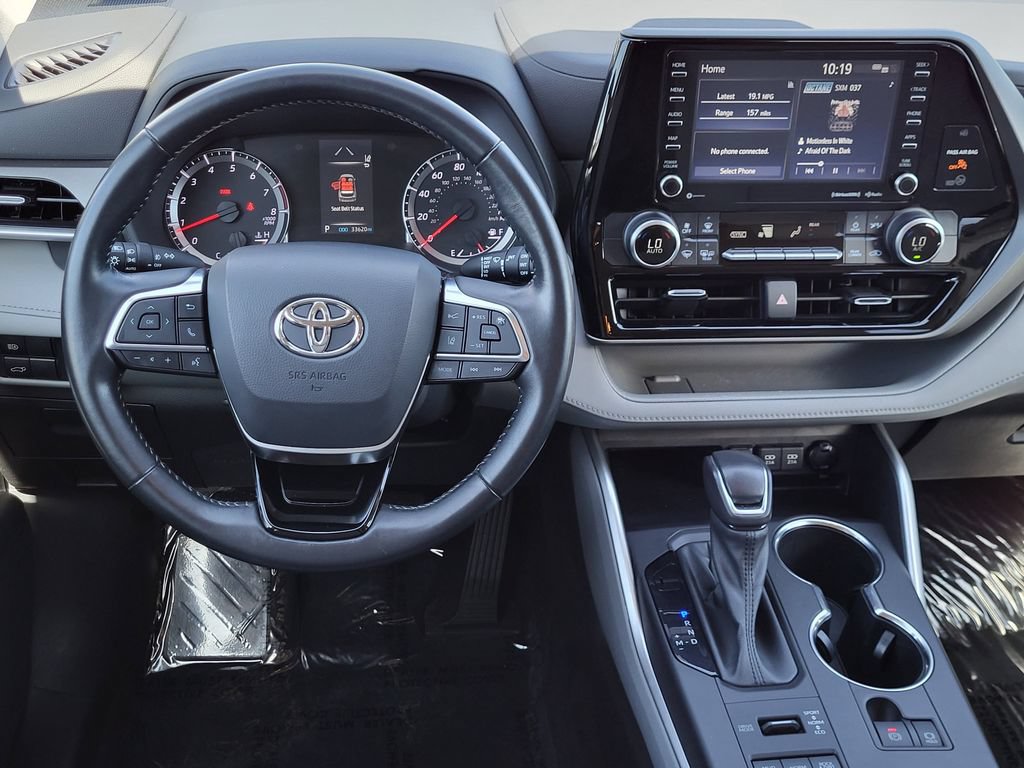 Used 2021 Toyota Highlander LE AWD/4WD image 3