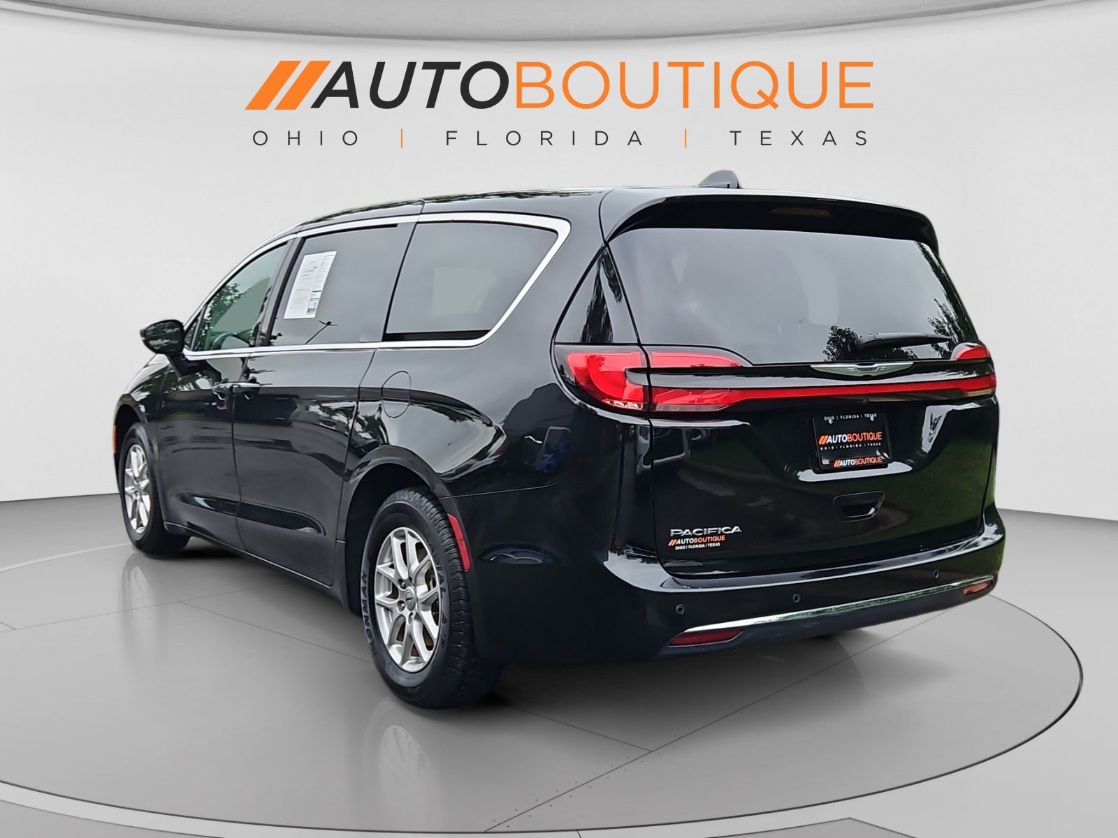 Used 2024 Chrysler Pacifica Touring-L FWD image 3