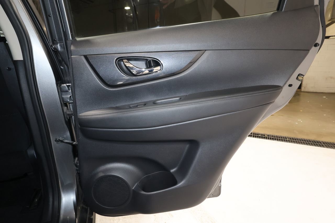 Used 2017 Nissan Rogue SV w/ SV Premium Package image 20