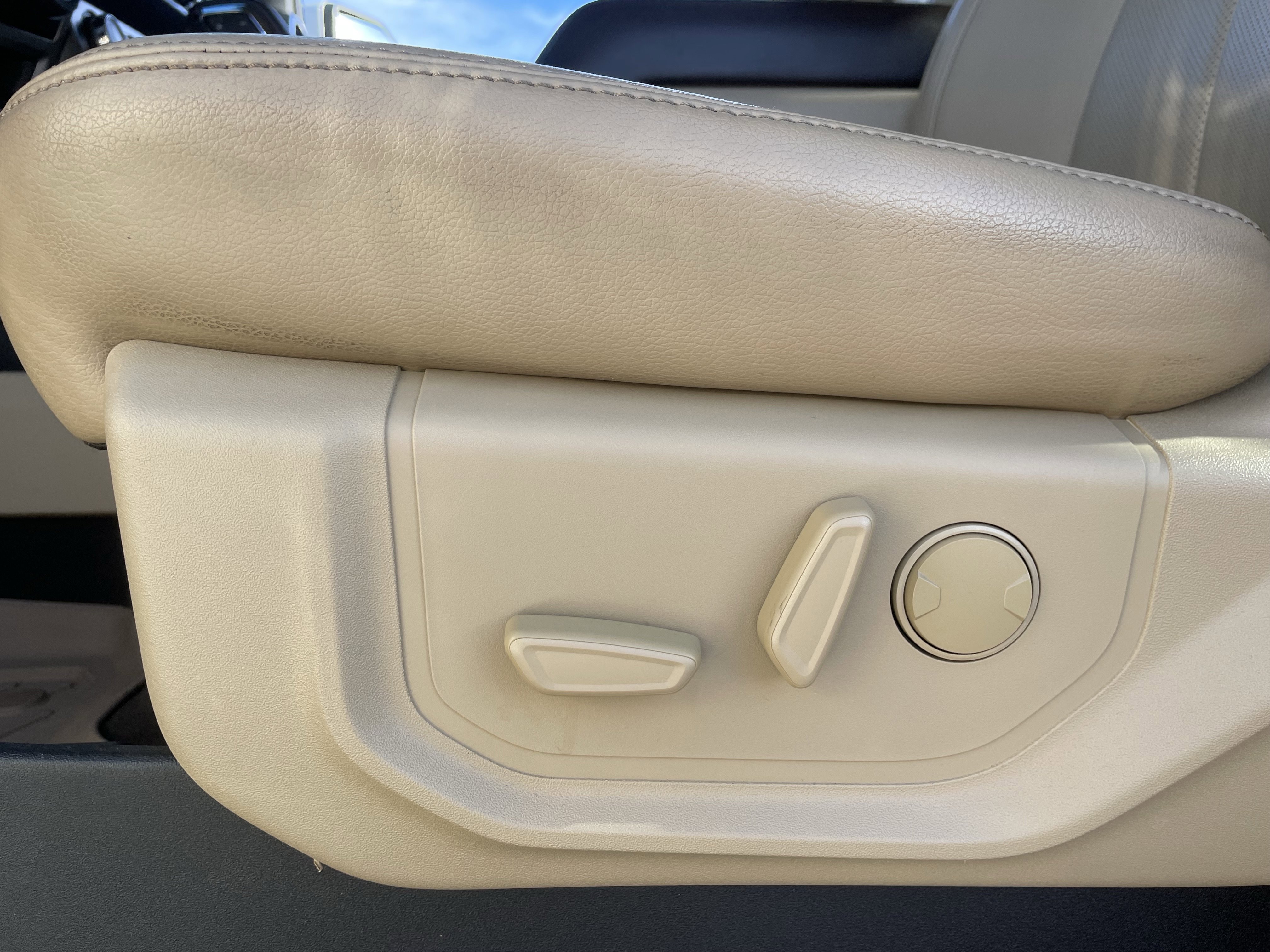 Used 2020 Ford F150 Lariat w/ Trailer Tow Package image 20