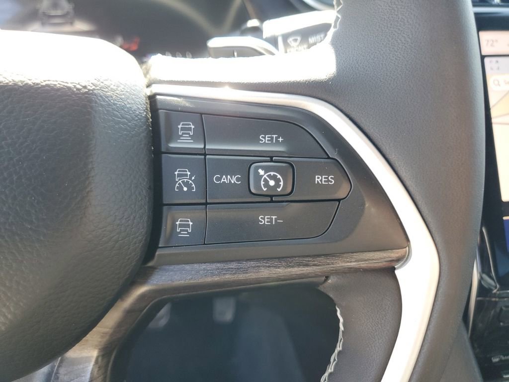 Used 2023 Jeep Grand Cherokee Limited image 16