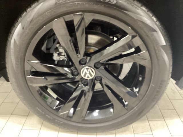 Certified 2023 Volkswagen Tiguan SE R-Line AWD/4WD image 24