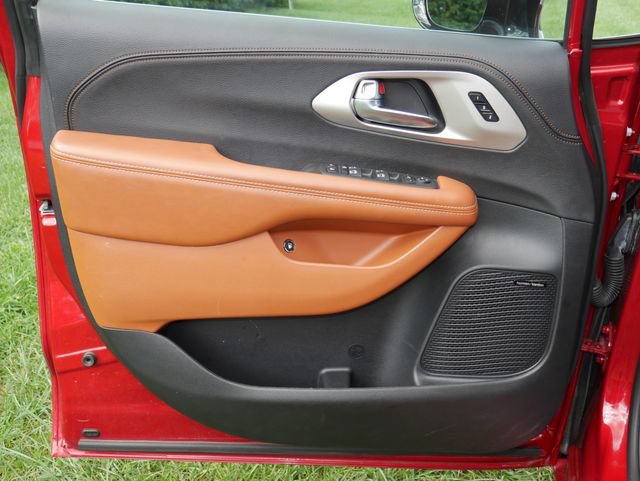 Used 2025 Chrysler Pacifica Pinnacle FWD image 14