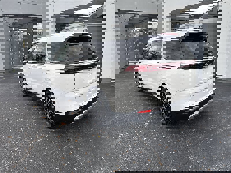 Used 2024 Kia Carnival EX image 3