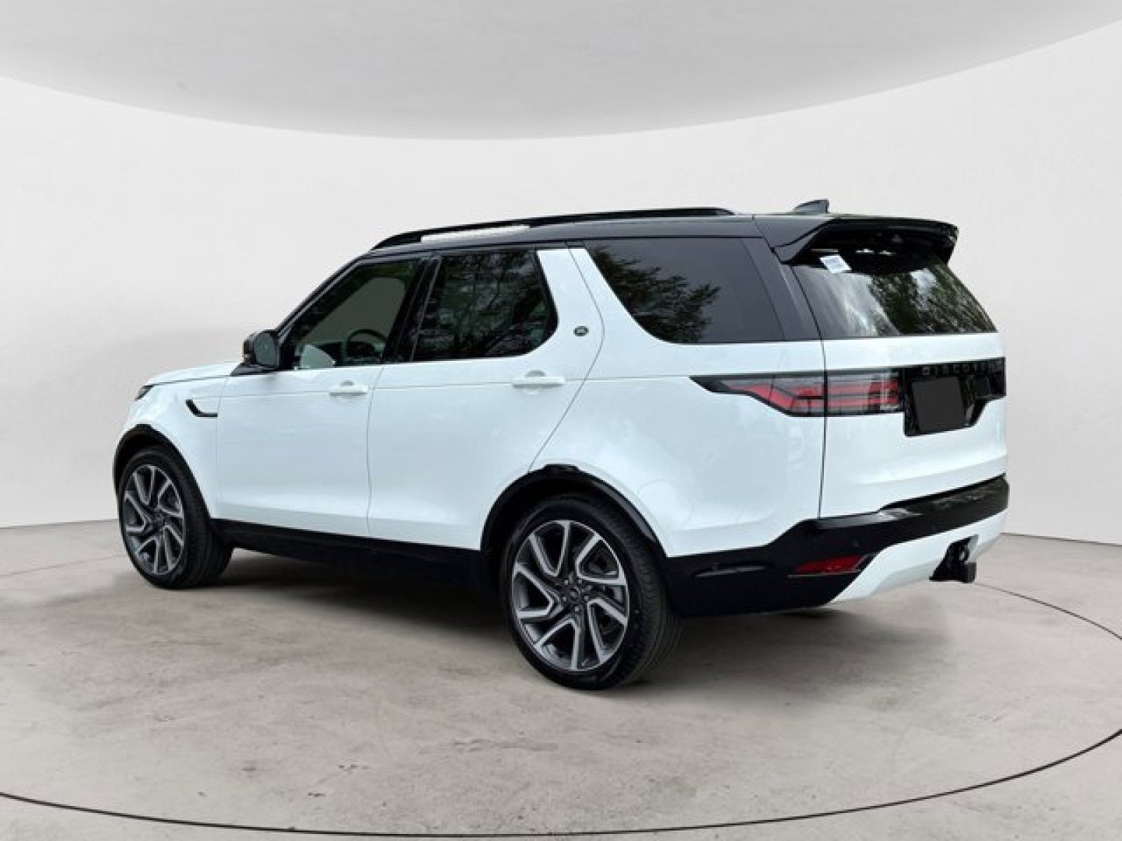 New 2025 Land Rover Discovery Dynamic SE image 6