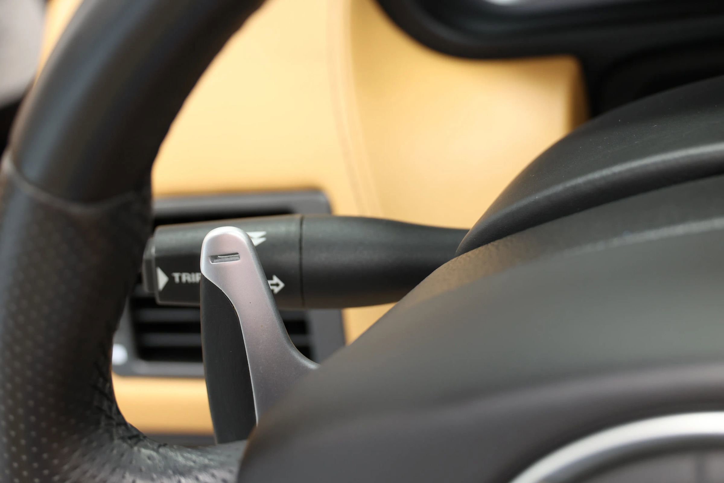 Used 2012 Aston Martin V8 Vantage Roadster image 27
