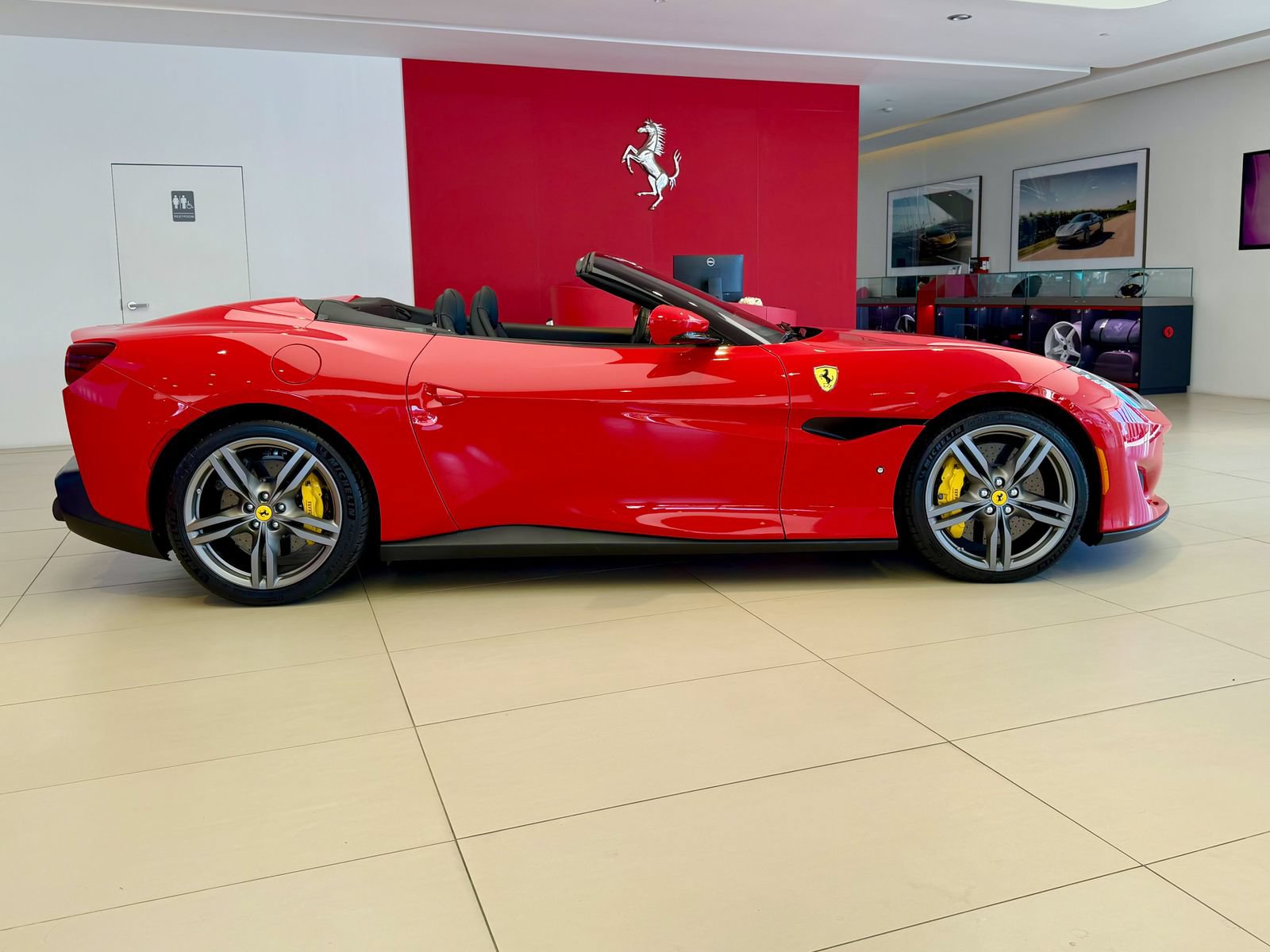 Used 2019 Ferrari Portofino RWD image 7