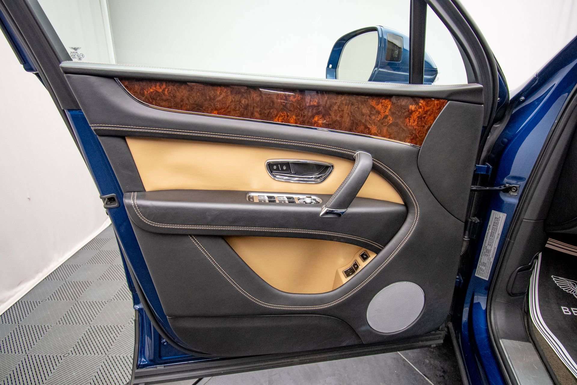 Used 2018 Bentley Bentayga Activity image 38