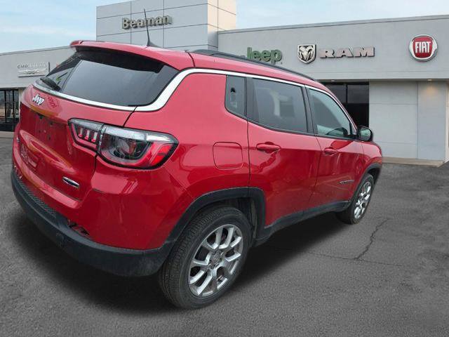 Used 2023 Jeep Compass Latitude w/ Sun and Sound Group AWD/4WD image 5