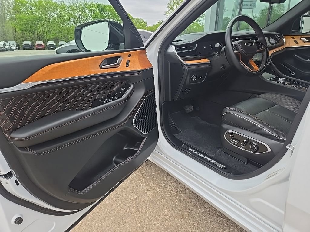 Used 2022 Jeep Grand Cherokee Summit AWD/4WD image 30