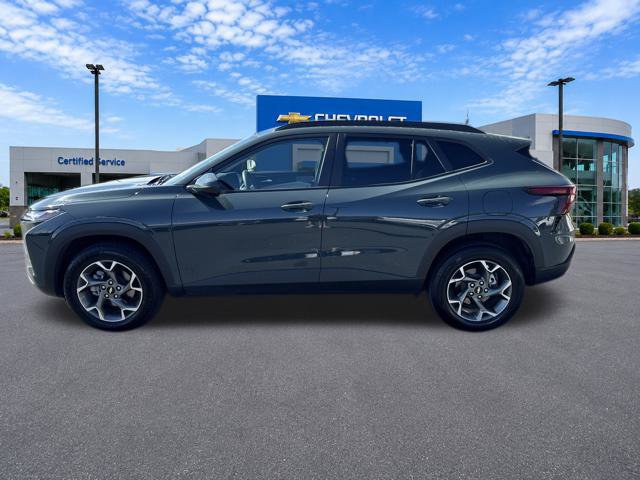 Used 2025 Chevrolet Trax LT FWD image 4