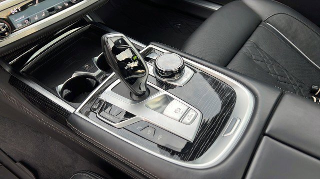 Used 2022 BMW 750i xDrive image 26