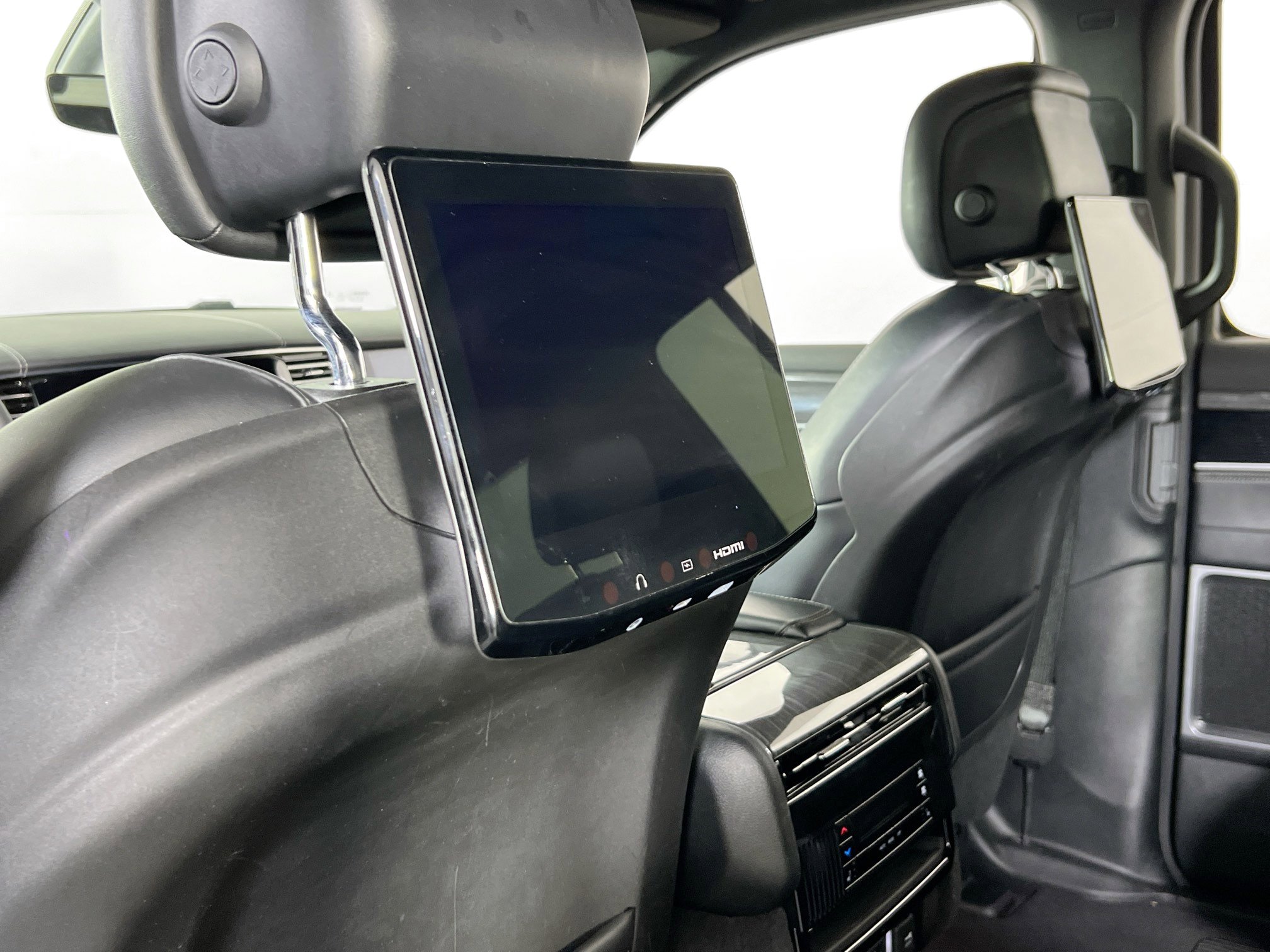 Used 2022 Jeep Wagoneer Series III w/ Rear Seat Video Group 1 image 25