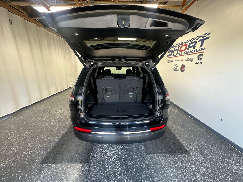 New 2025 Jeep Grand Cherokee L Laredo image 6