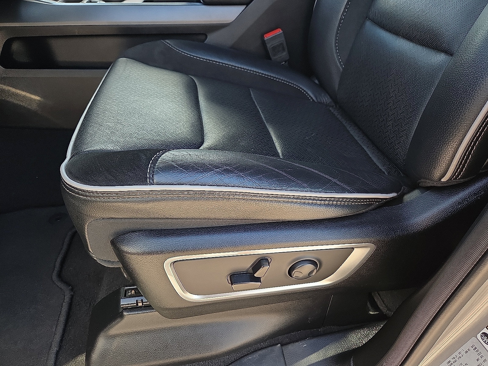 Used 2025 RAM 1500 Laramie AWD/4WD image 14