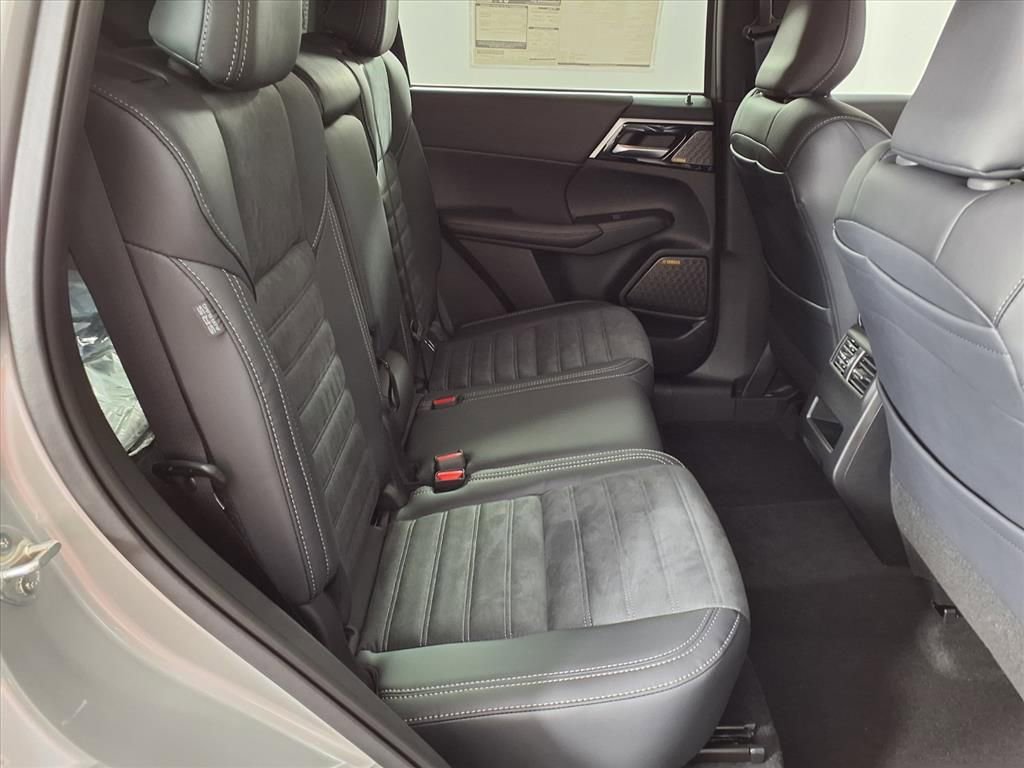 Used 2025 Mitsubishi Outlander SE image 11