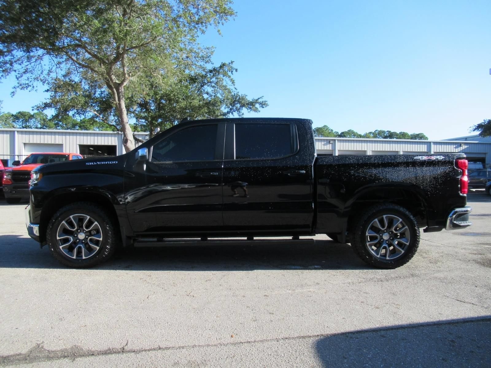 Used 2022 Chevrolet Silverado 1500 LT AWD/4WD image 4
