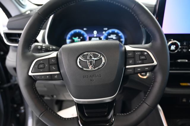 Used 2025 Toyota Highlander Platinum AWD/4WD image 25