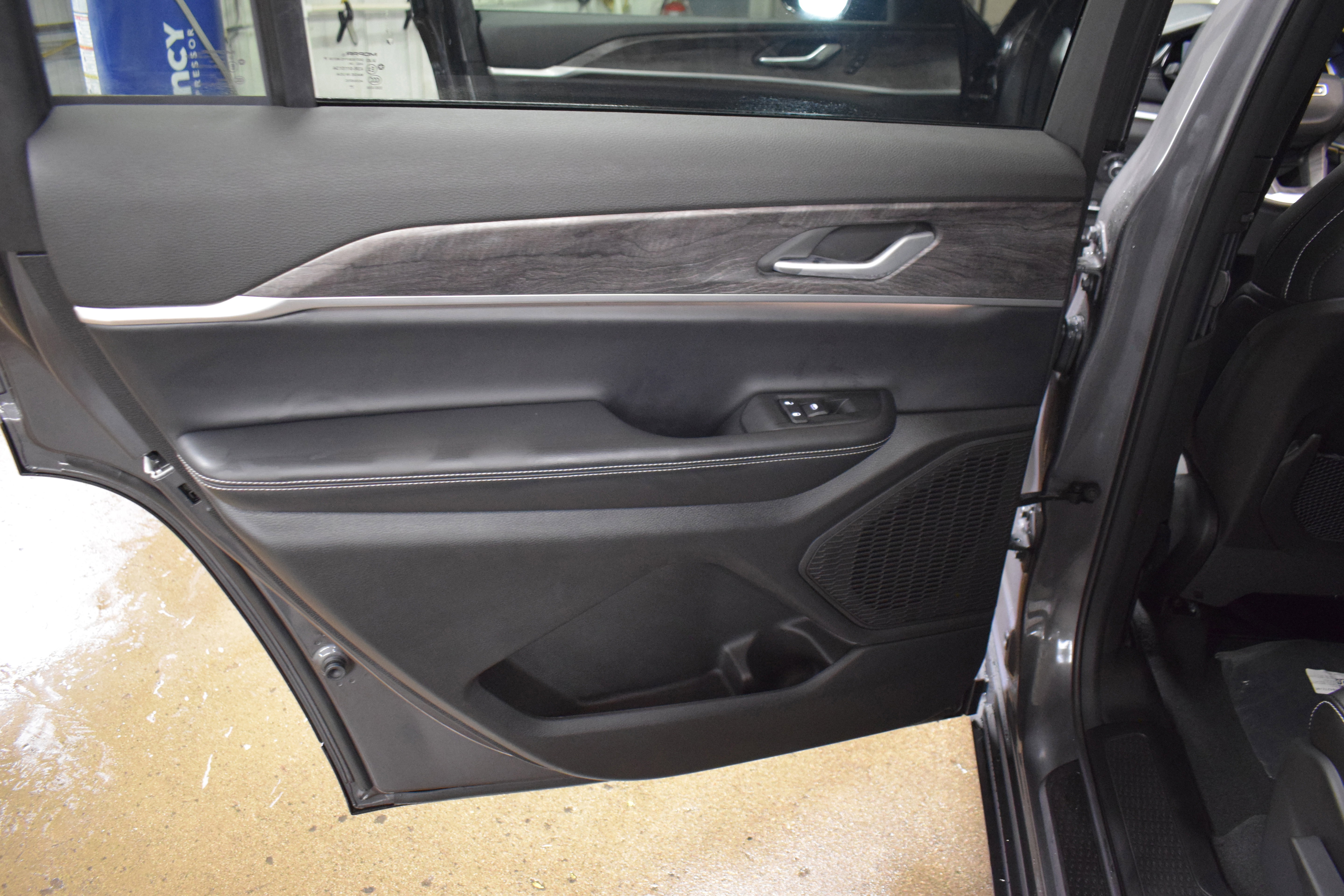 New 2025 Jeep Grand Cherokee L Limited w/ Black Appearance Package image 11