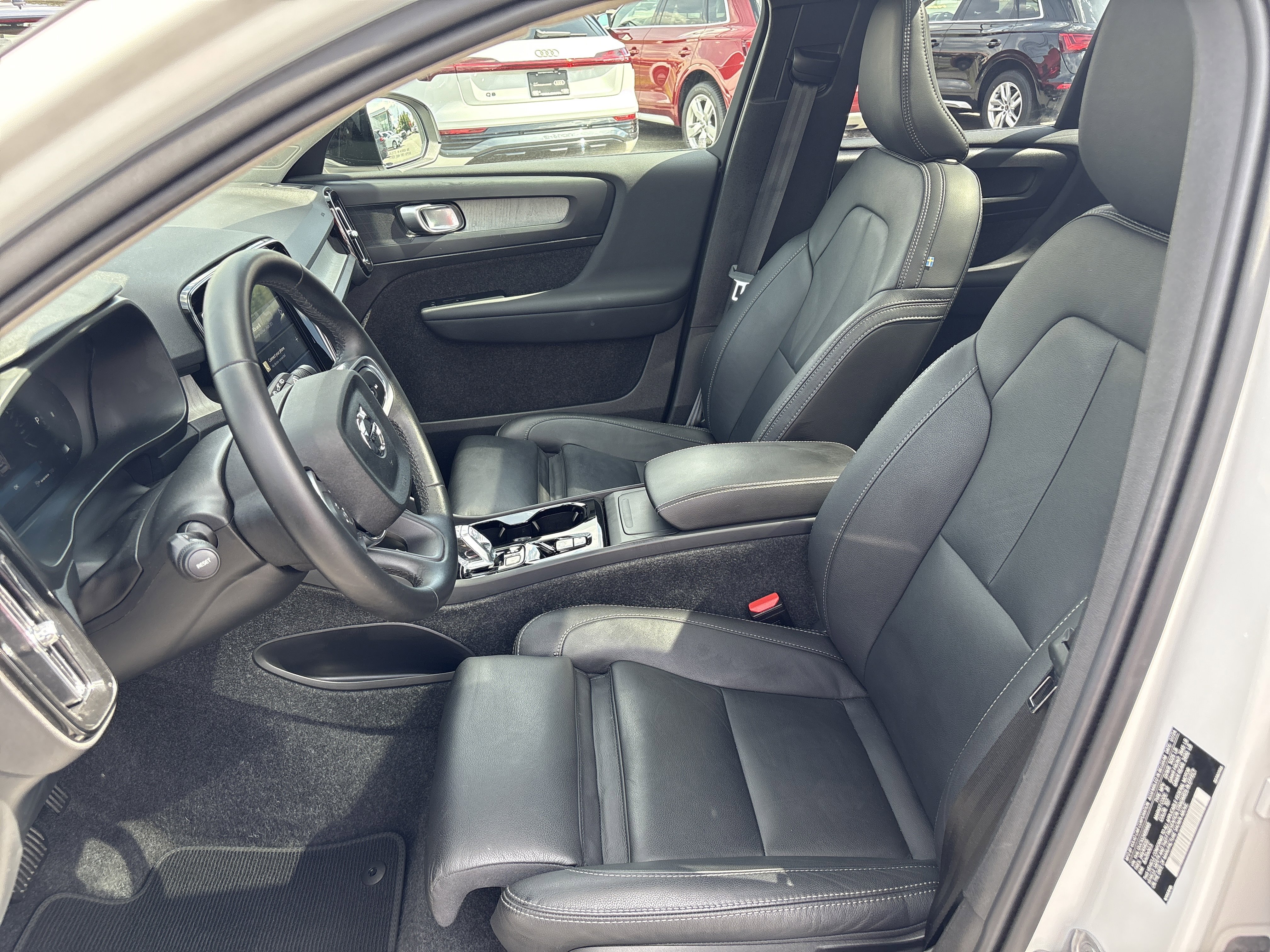 Certified 2025 Volvo XC40 B5 Plus image 6
