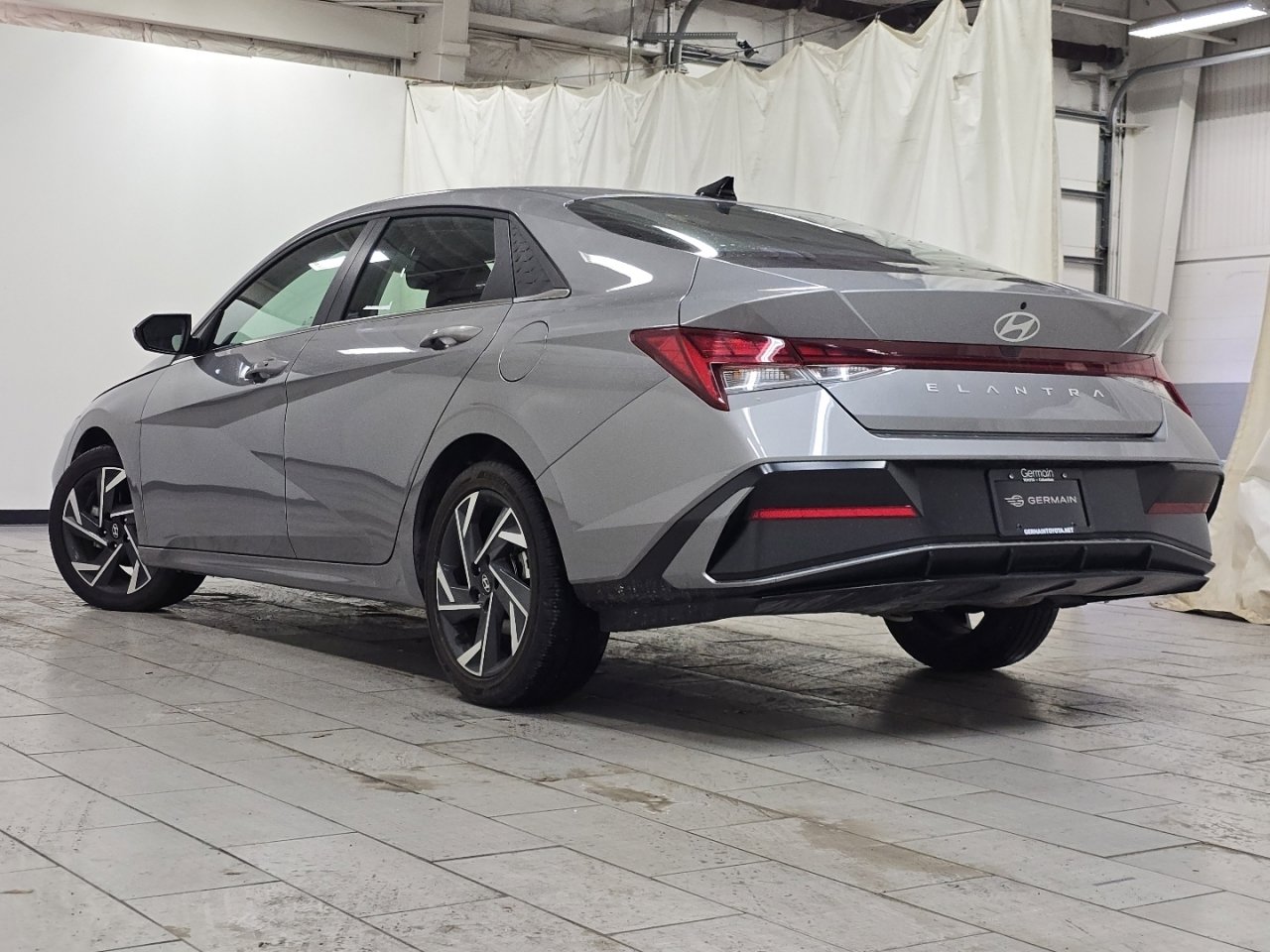 Used 2025 Hyundai Elantra SEL image 18