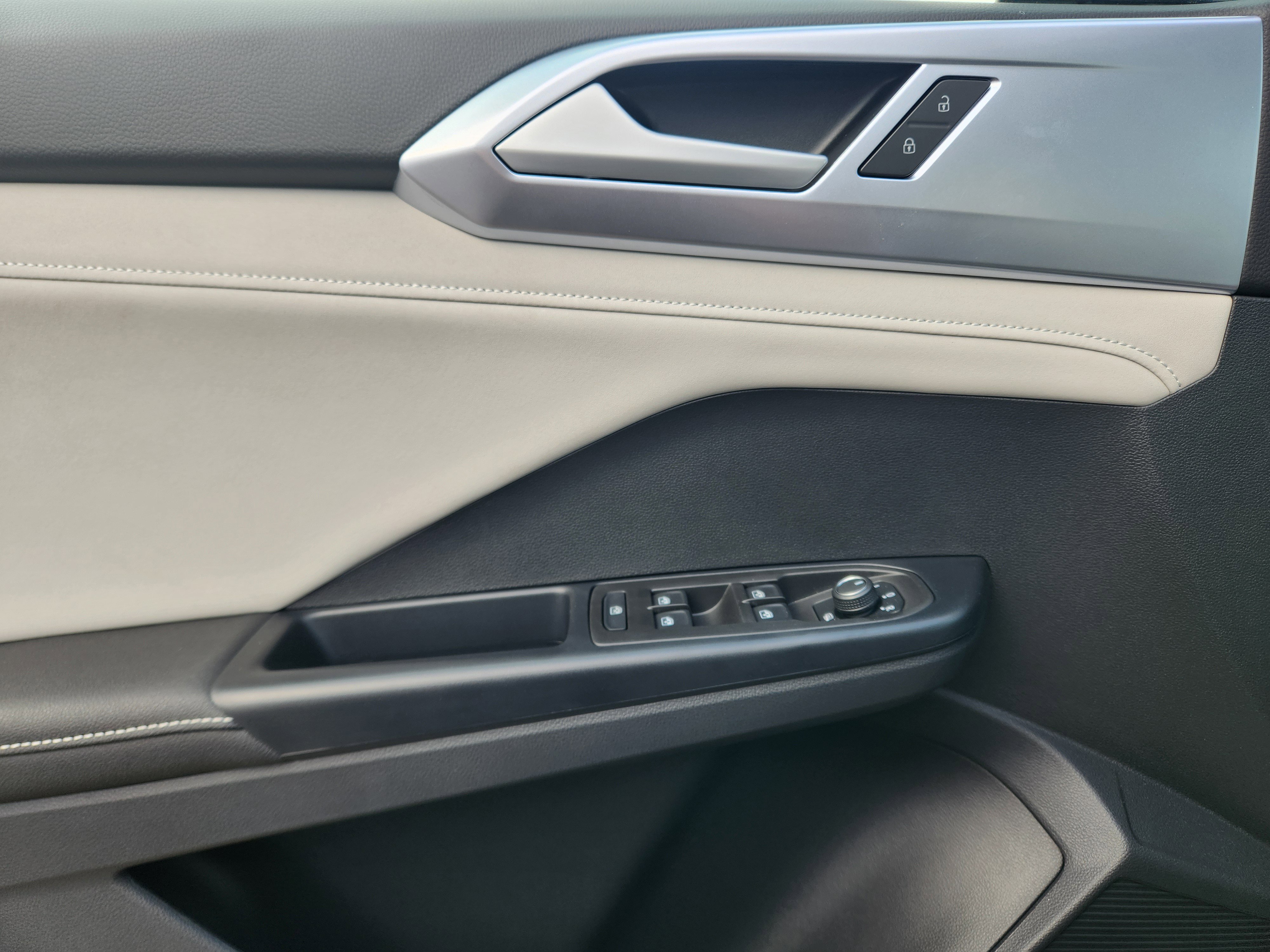 Used 2025 Volkswagen Taos SE image 17