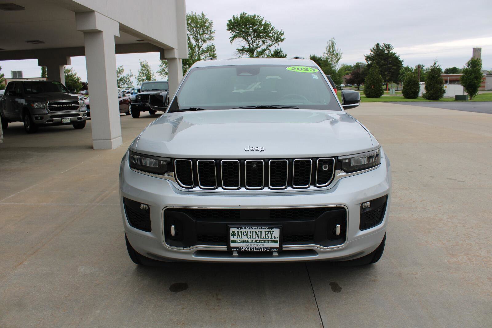 Used 2023 Jeep Grand Cherokee L Overland w/ Advanced Protech Group III AWD/4WD image 3