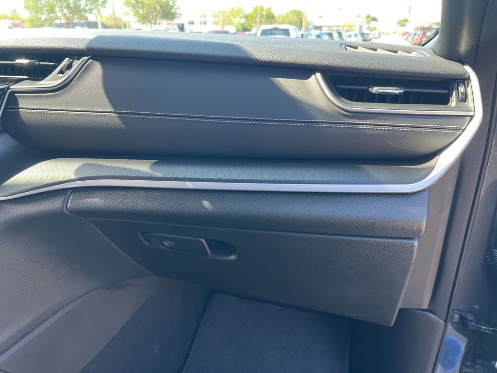 Used 2024 Jeep Grand Cherokee L Laredo RWD image 64