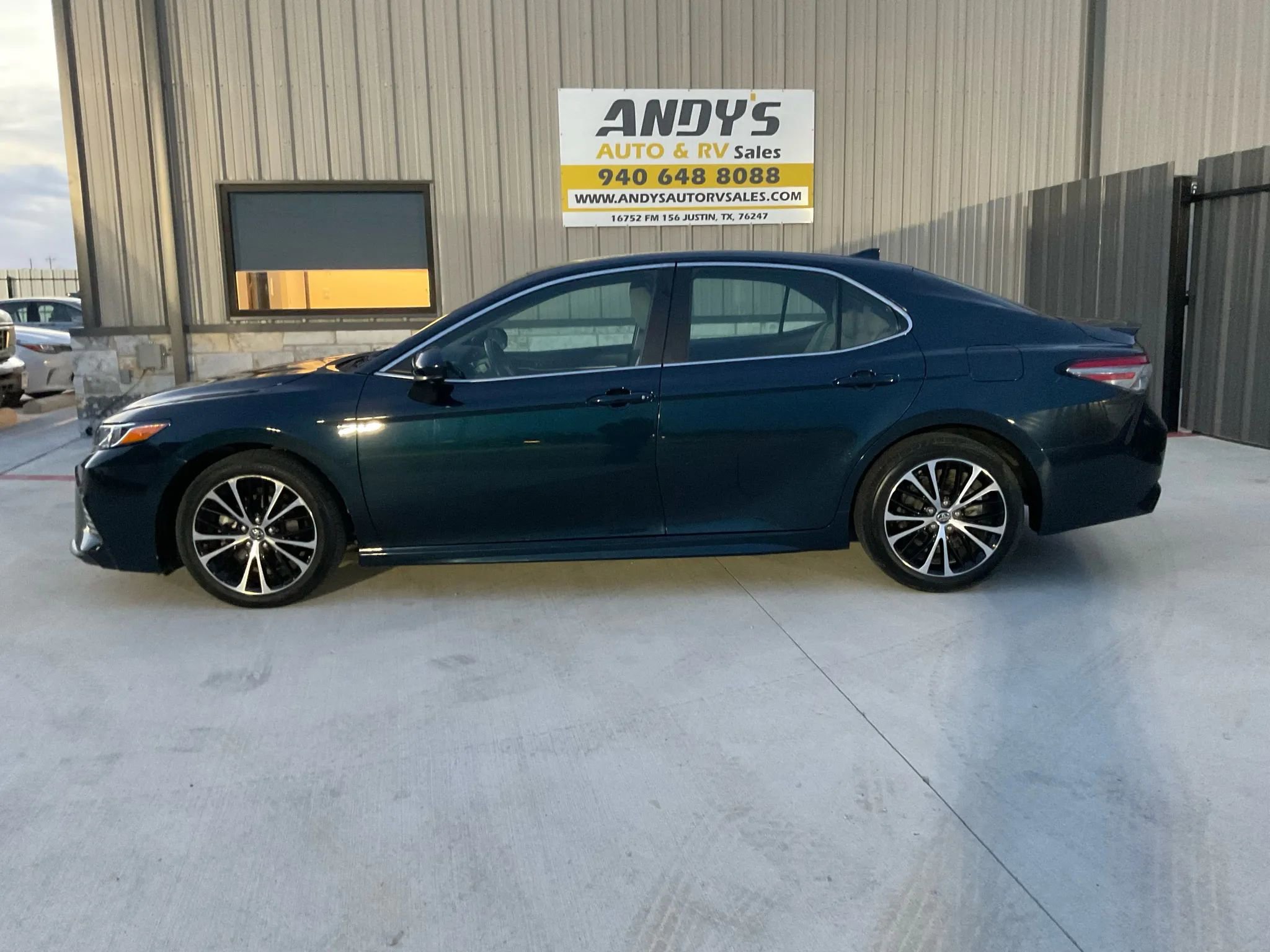 Used 2019 Toyota Camry SE image 5