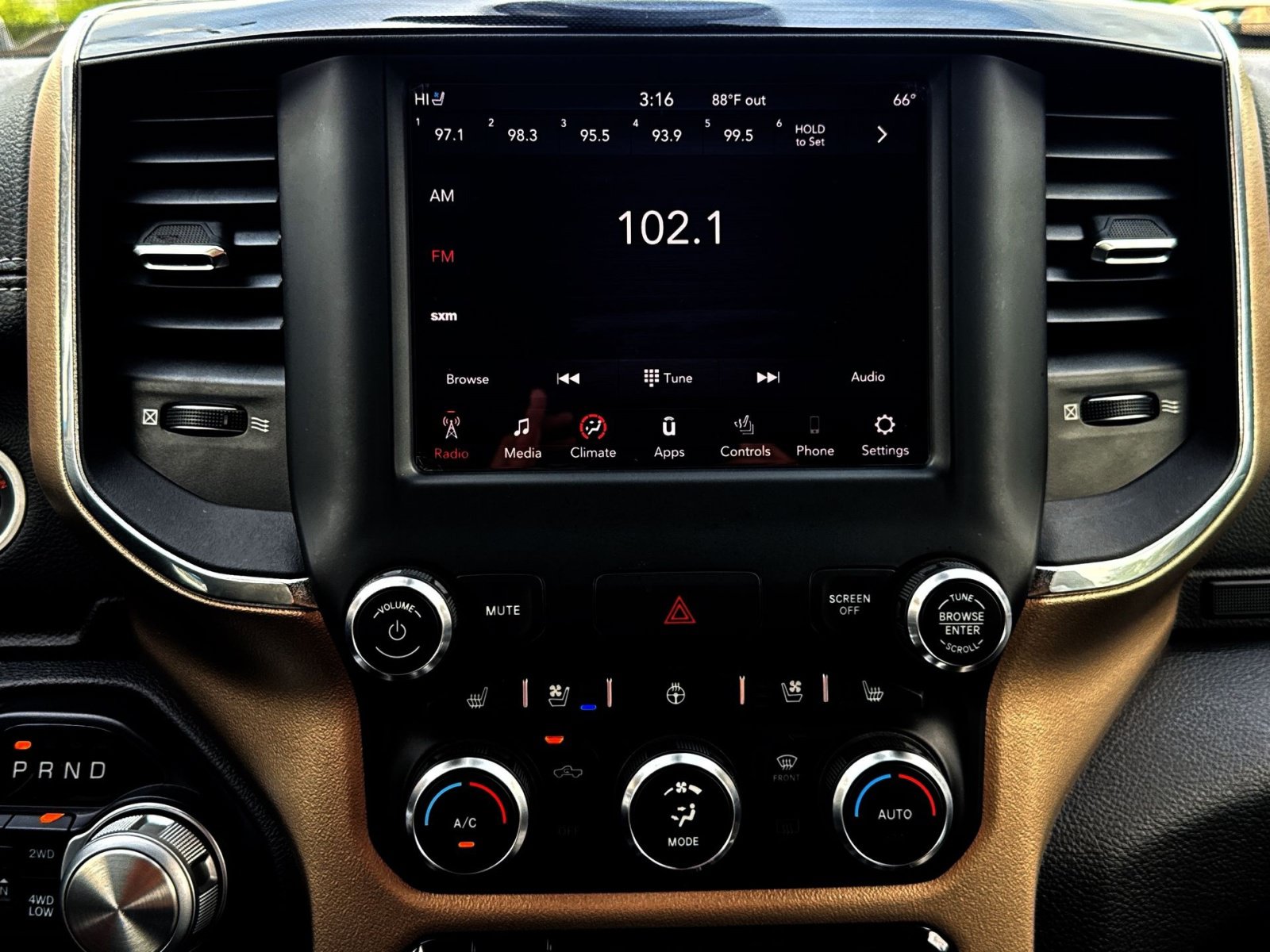 Used 2019 RAM 1500 Laramie w/ Sport Appearance Package AWD/4WD image 18