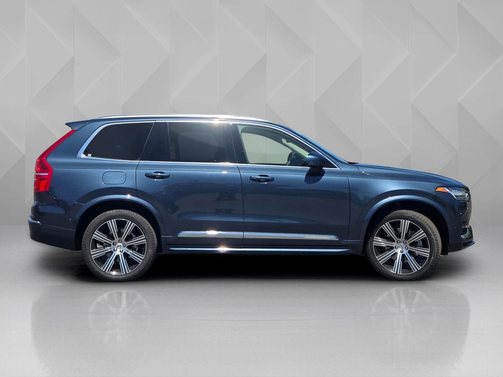 Certified 2024 Volvo XC90 T8 Plus AWD/4WD image 7