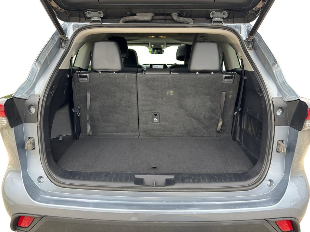 Used 2021 Toyota Highlander XLE AWD/4WD image 19