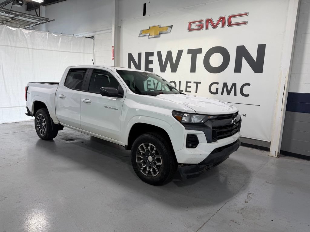 Used 2023 Chevrolet Colorado LT w/ LT Convenience Package II AWD/4WD image 2