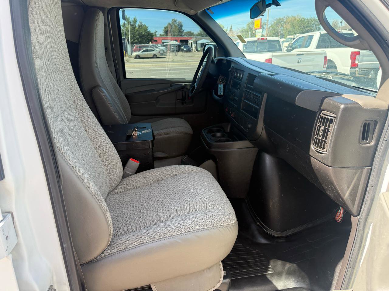 Used 2010 Chevrolet Express 2500 RWD image 23