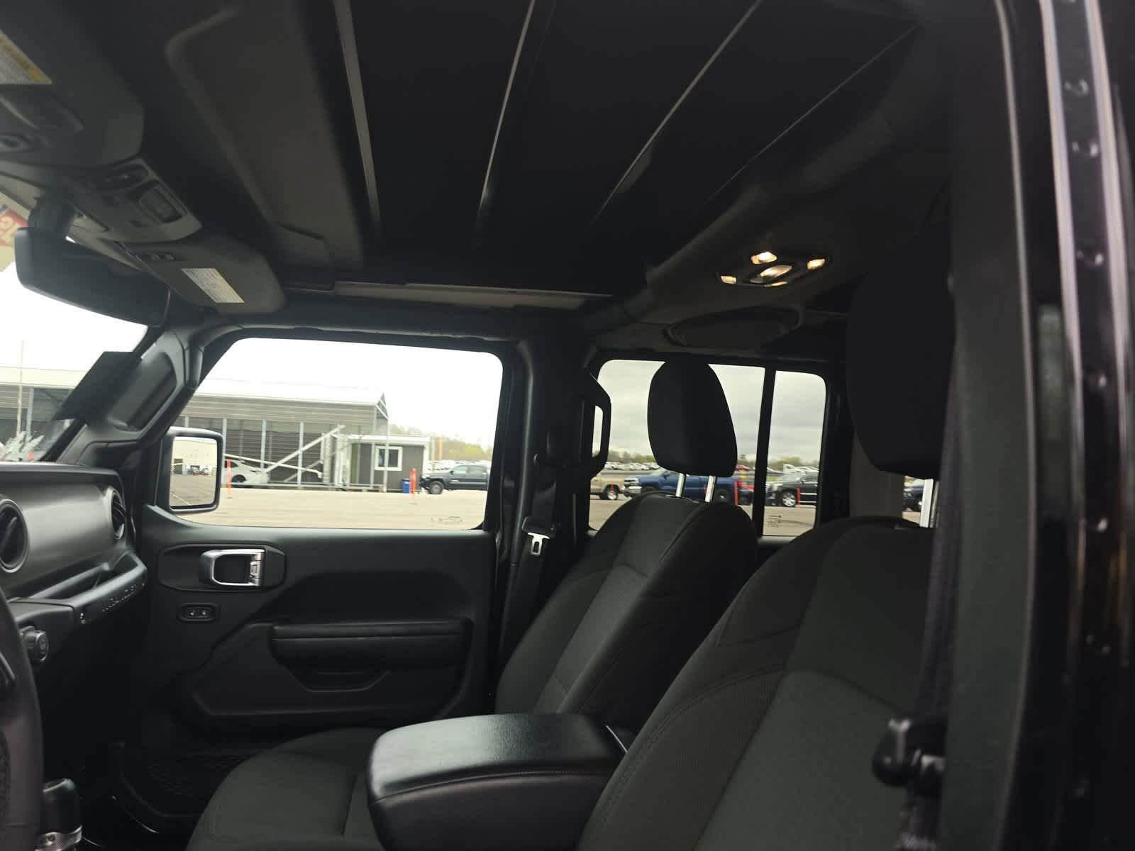 Used 2023 Jeep Wrangler Unlimited w/ Sun & Screen Package image 38