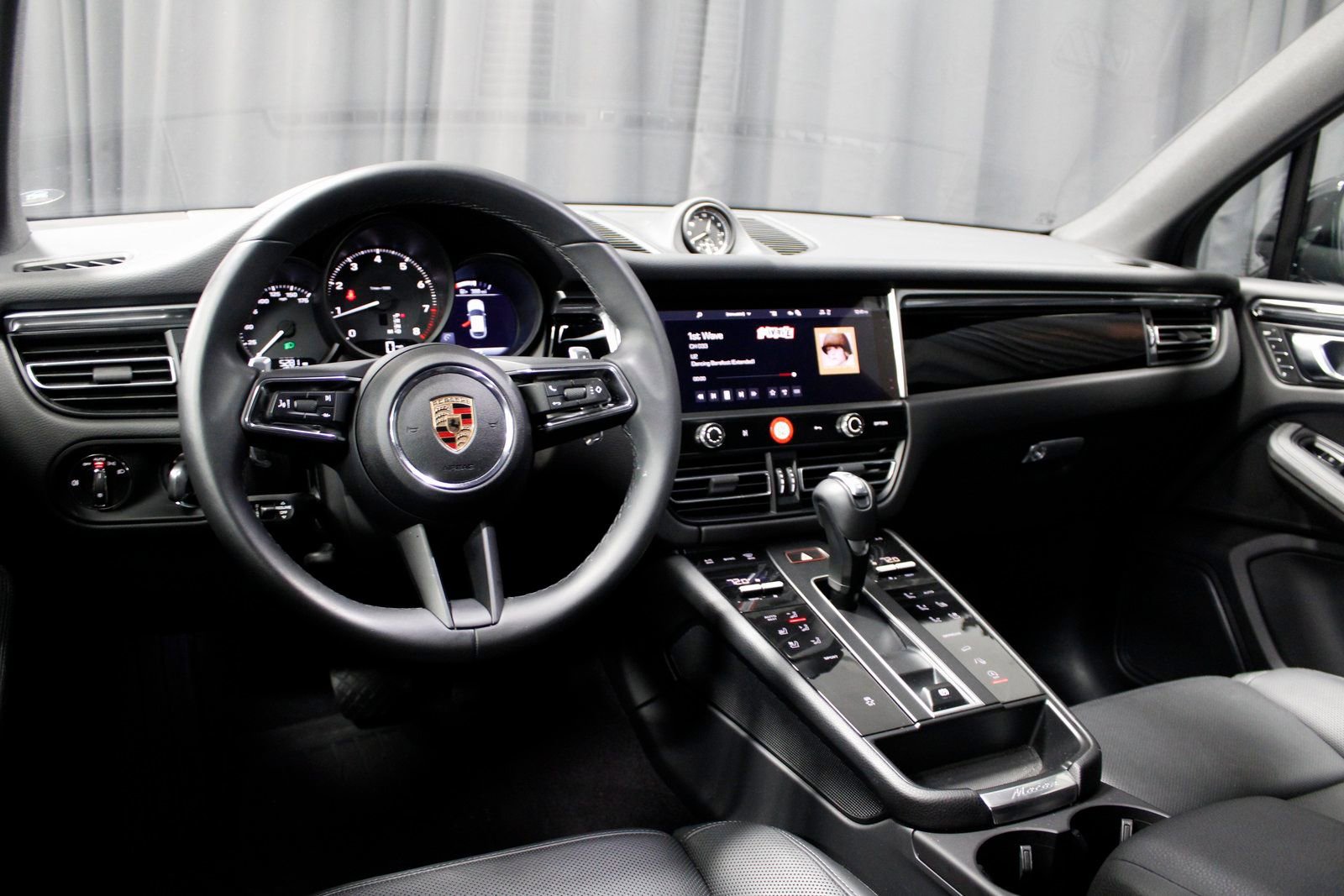 Certified 2025 Porsche Macan image 4