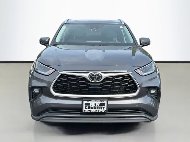 Used 2021 Toyota Highlander XLE AWD/4WD image 2