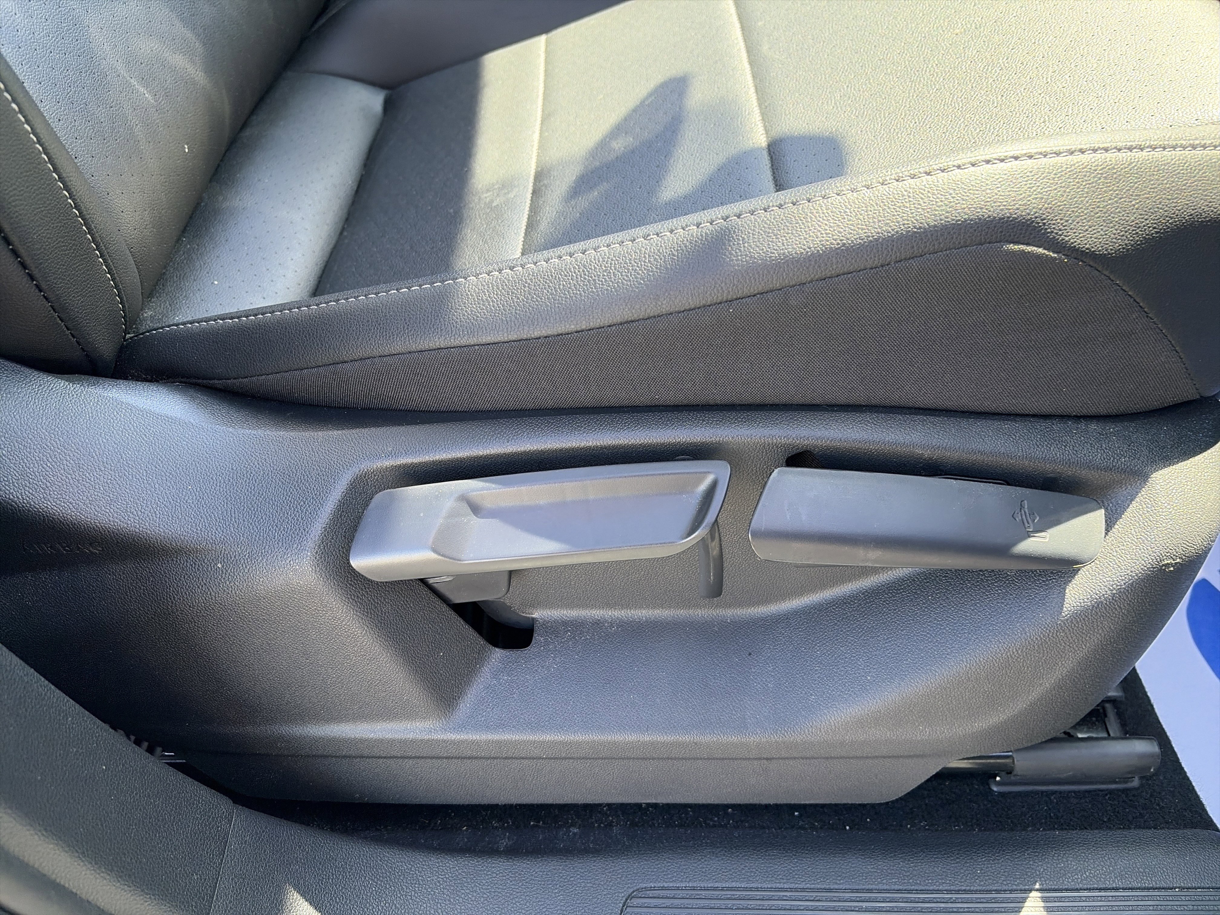 Used 2018 Volkswagen Tiguan SEL w/ 3rd Row Seat Package image 34