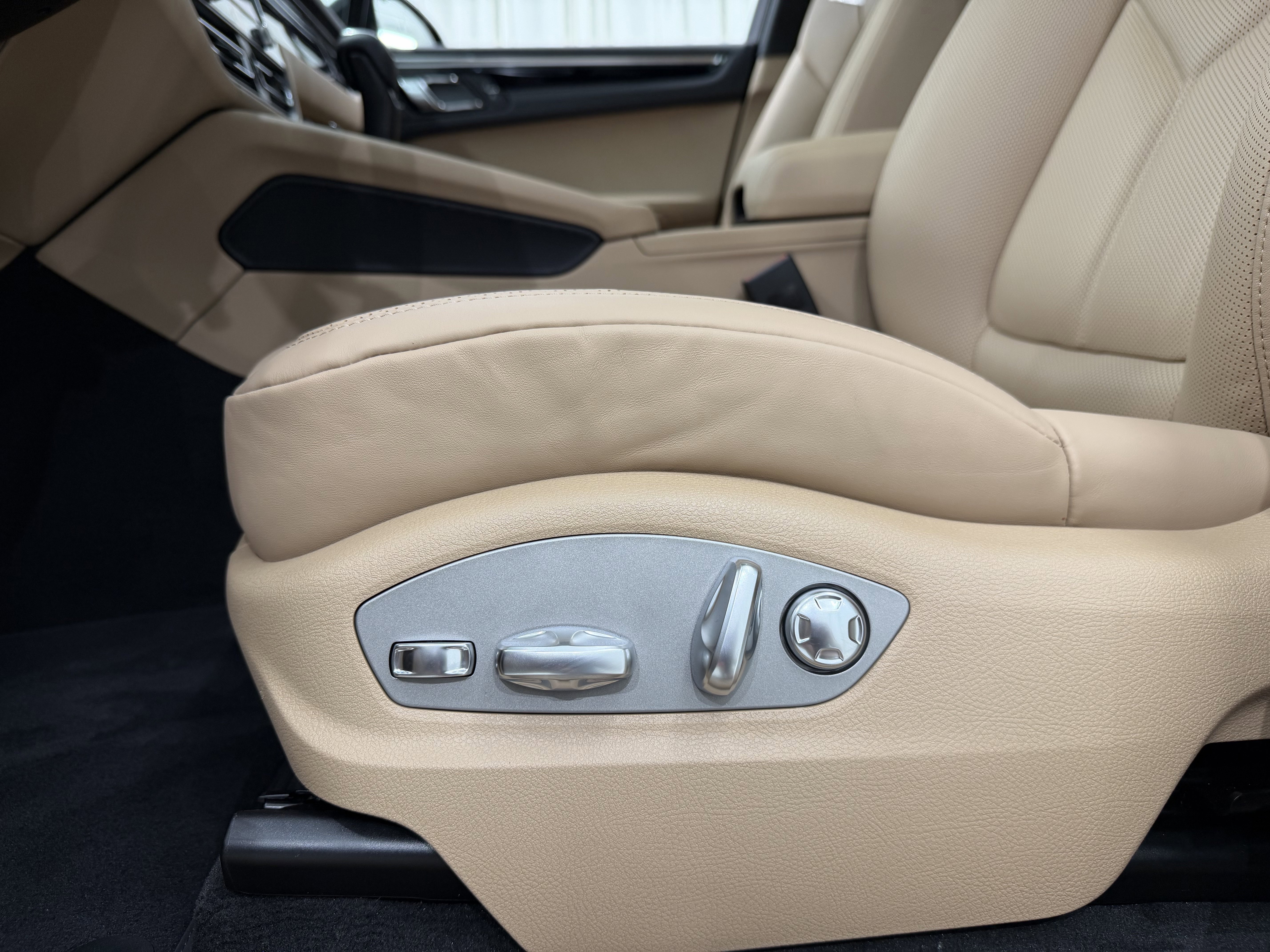 New 2026 Porsche Macan image 31