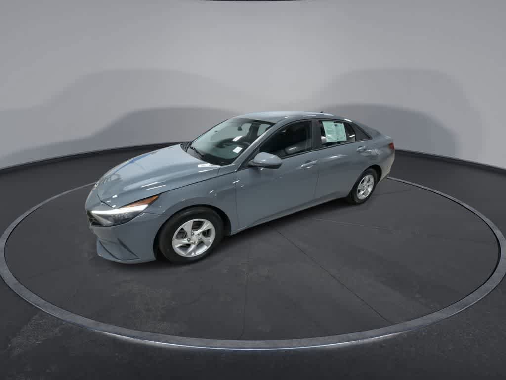 Used 2022 Hyundai Elantra SE FWD image 4