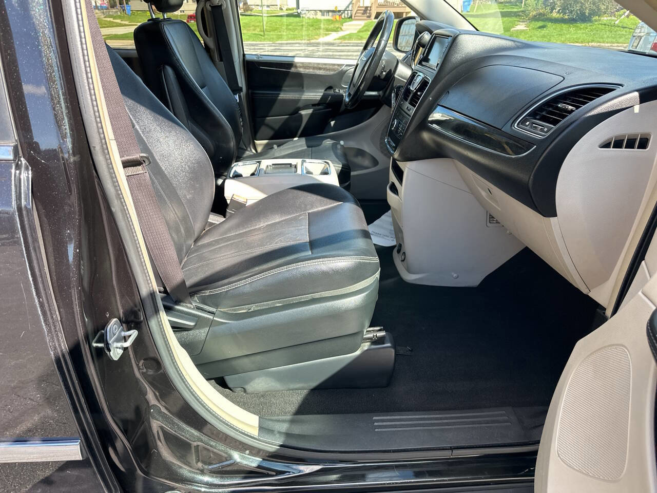 Used 2015 Chrysler Town & Country Touring image 13