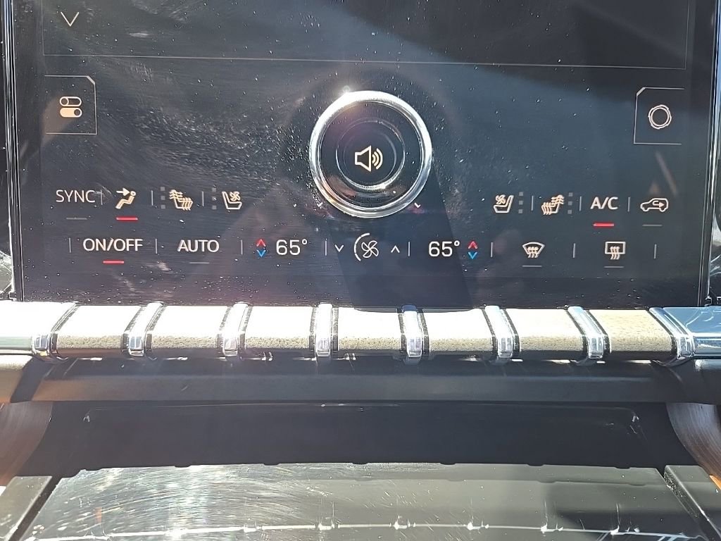 Used 2025 GMC Yukon XL Denali AWD/4WD image 29