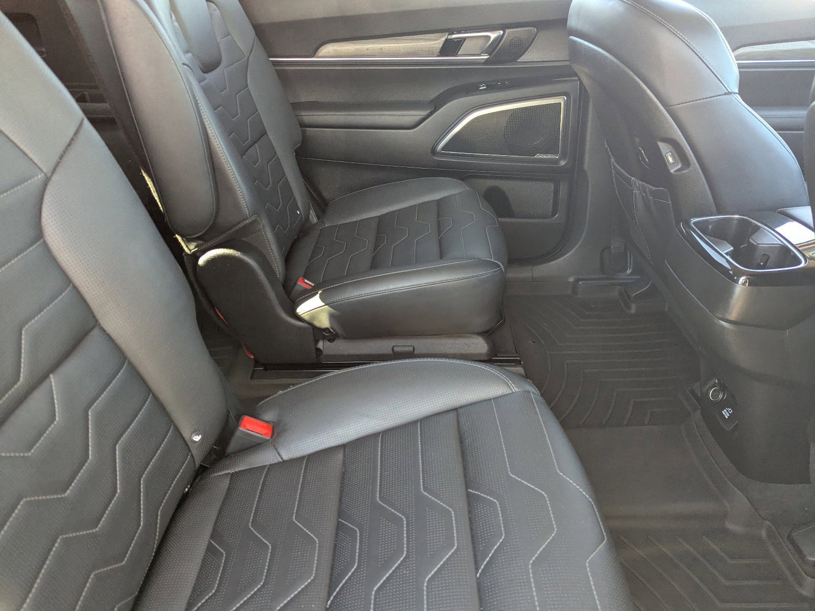 Used 2022 Kia Telluride SX w/ SX Prestige Package image 14